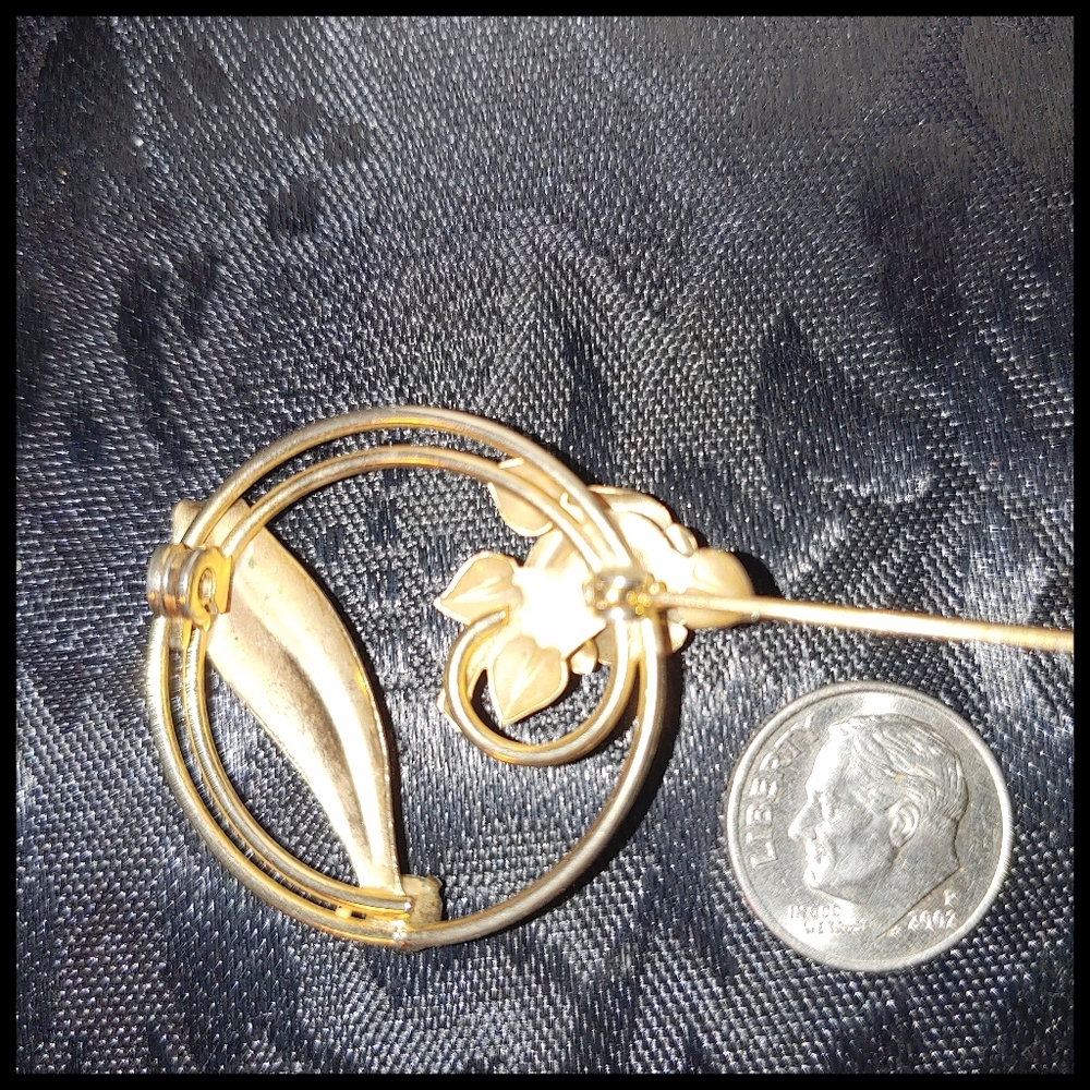 Vintage Rose Circle Brooch - Picture 3 of 3
